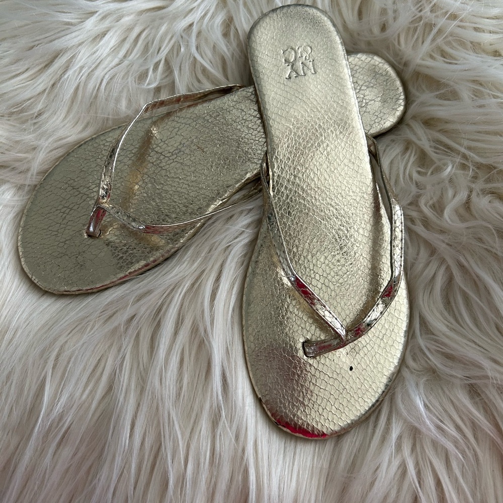 **3 FOR $12** 🛍️ LADIES GOLD NEW YORK & COMPANY THONG SANDALS